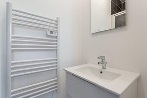 Shower, hair dryer, towels - Gouy's studio - close to subway (Lyon)