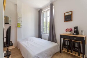 1 bedroom, iron/ironing board, WiFi, bed sheets - Gouy's studio - close to subway (Lyon)