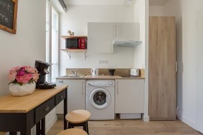 Fridge, microwave, stovetop, coffee/tea maker - Gouy's studio - close to subway (Lyon)