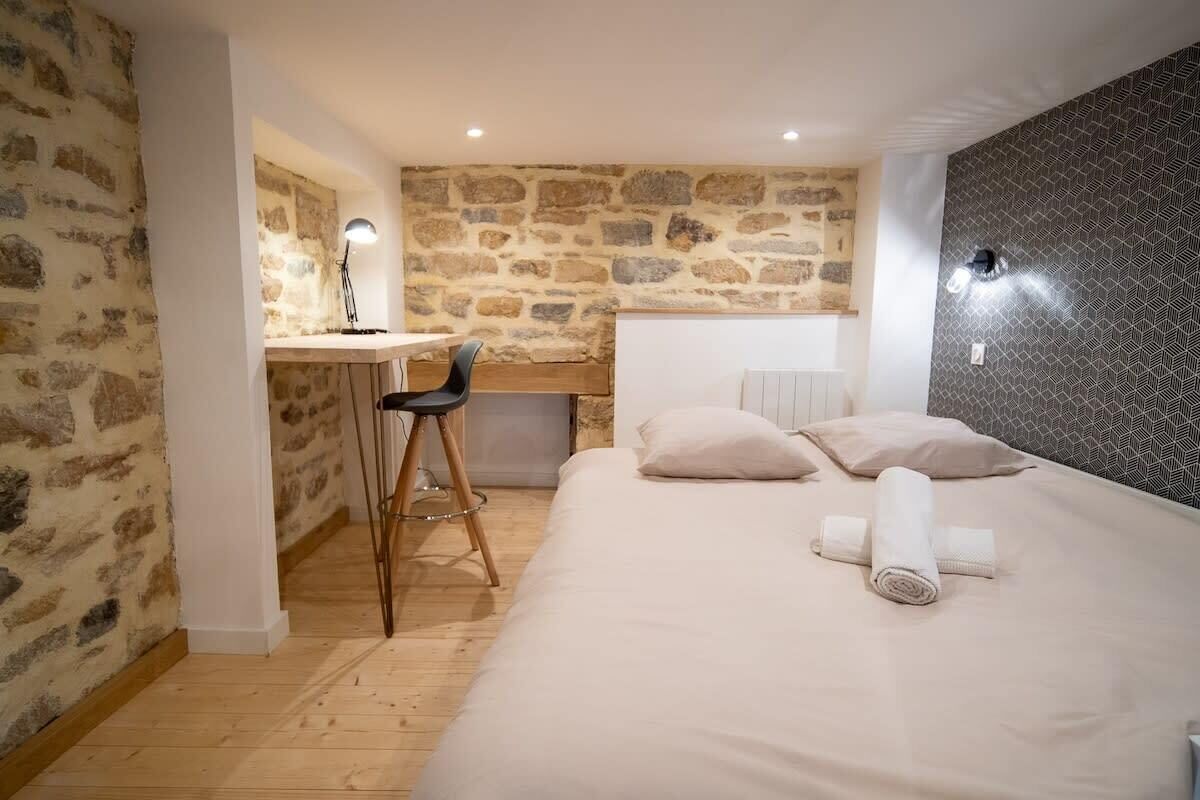 2 chambres, fer et planche à repasser, draps fournis
