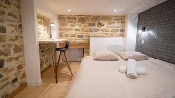 2 chambres, fer et planche à repasser, draps fournis