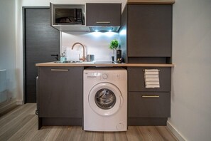 Jääkaappi, mikroaaltouuni, kahvin-/teenkeitin, leivänpaahdin