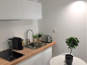 Kylskåp, spishäll, kaffe- och tebryggare och brödrost