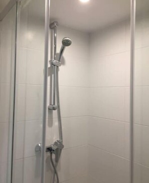 Douche, séchoir à cheveux, serviettes fournies