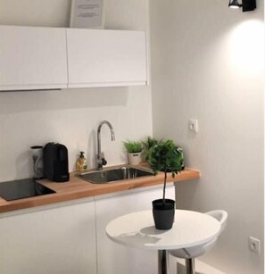Fridge, microwave, stovetop, coffee/tea maker - Studio Duquesne - Parc Tête d'Or-Metro Fochoch (Lyon)