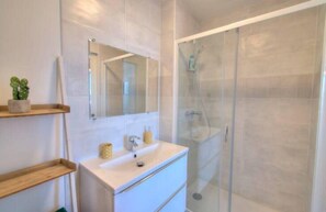 Shower, hair dryer, towels - Le Refuge de la Bascule - Charmant appartement Caluire et cuire (Caluire-et-Cuire)
