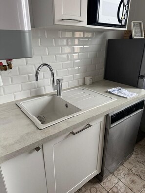 Fridge, microwave, oven, stovetop - Le Refuge de la Bascule - Charmant appartement Caluire et cuire (Caluire-et-Cuire)
