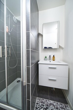 Douche, séchoir à cheveux, serviettes fournies