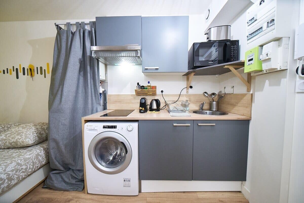 Refrigerador, microondas, placa de cocina, cafetera/tetera