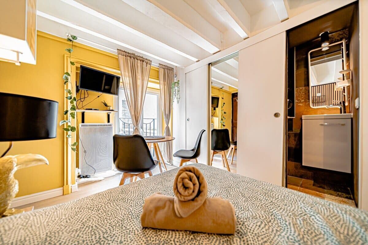 1 habitación, tabla de planchar con plancha, wifi y ropa de cama 