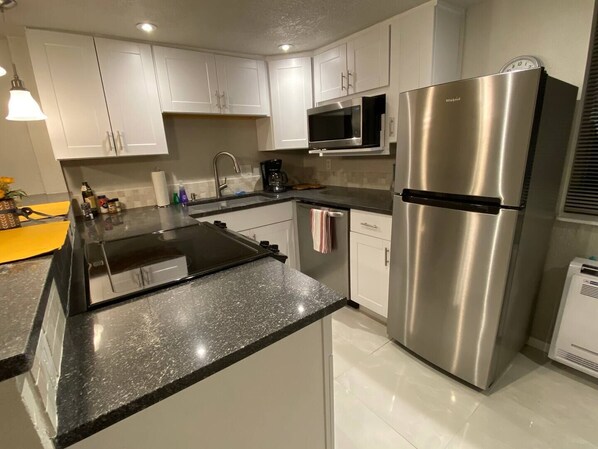 Kylskåp, mikrovågsugn, ugn och spishäll