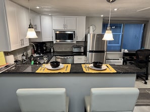 Fridge, microwave, oven, stovetop - Oh Man, are we in a good spot! — Private bungalow (Lakewood)