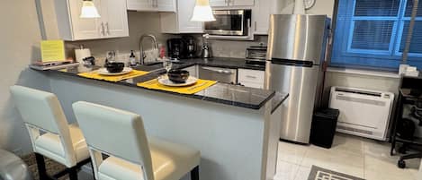 Réfrigérateur, micro-ondes, four, plaque de cuisson