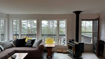 Una televisión, un reproductor de DVD