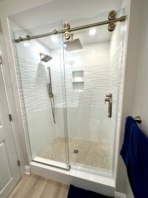 Een douche, een haardroger, handdoeken
