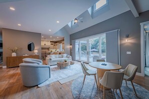 Smart TV, fireplace, ping pong, stereo