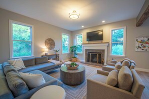 Smart TV, fireplace, ping pong, stereo