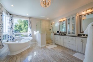 Hair dryer, towels, soap, shampoo - Luxe Westside 5BR/3.5BA w/Pool, Hot Tub, FirePit, Movie Room & more. (Templeton)