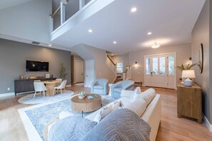 Smart TV, fireplace, ping pong, stereo