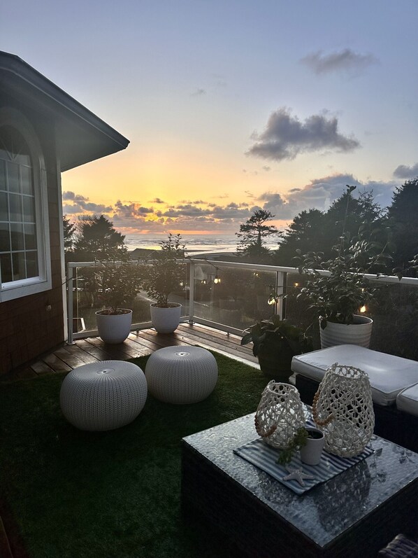 Terrace/patio - SeaHorse Beach House Getaway- 2 Minute Drive from town of Seabrook (Pacific Beach)
