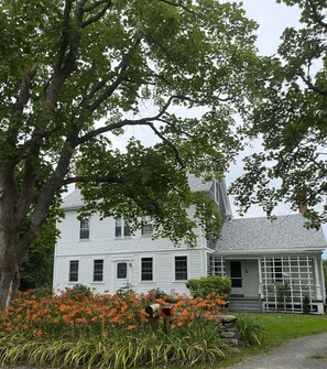 Exterior - Charming farmhouse with 2 acres, 10 min. walk to South Shore & Goosewing Beaches (Little Compton)