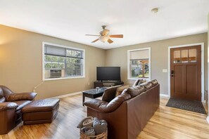 Smart TV, DVD player, foosball, books - Open Concept /Spacious/ Private /Modern /Hardwoods
(Oswego)