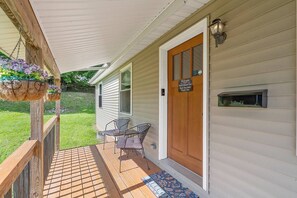 Exterior detail - Open Concept /Spacious/ Private /Modern /Hardwoods
(Oswego)