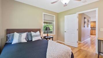 3 Schlafzimmer, Schreibtisch, Bügeleisen/Bügelbrett, Reisekinderbett