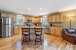 Fridge, microwave, oven, stovetop - Open Concept /Spacious/ Private /Modern /Hardwoods
(Oswego)