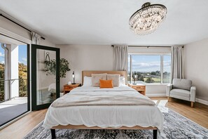 5 bedrooms, iron/ironing board, travel cot, free WiFi - NEW 5 Bed 3 Bath, Ocean Views, Pool Spa, BBQ, Luxury Home! (San Diego)