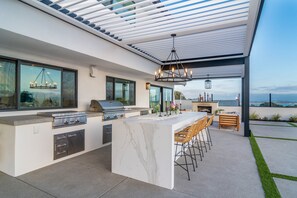Outdoor dining - NEW 5 Bed 3 Bath, Ocean Views, Pool Spa, BBQ, Luxury Home! (San Diego)