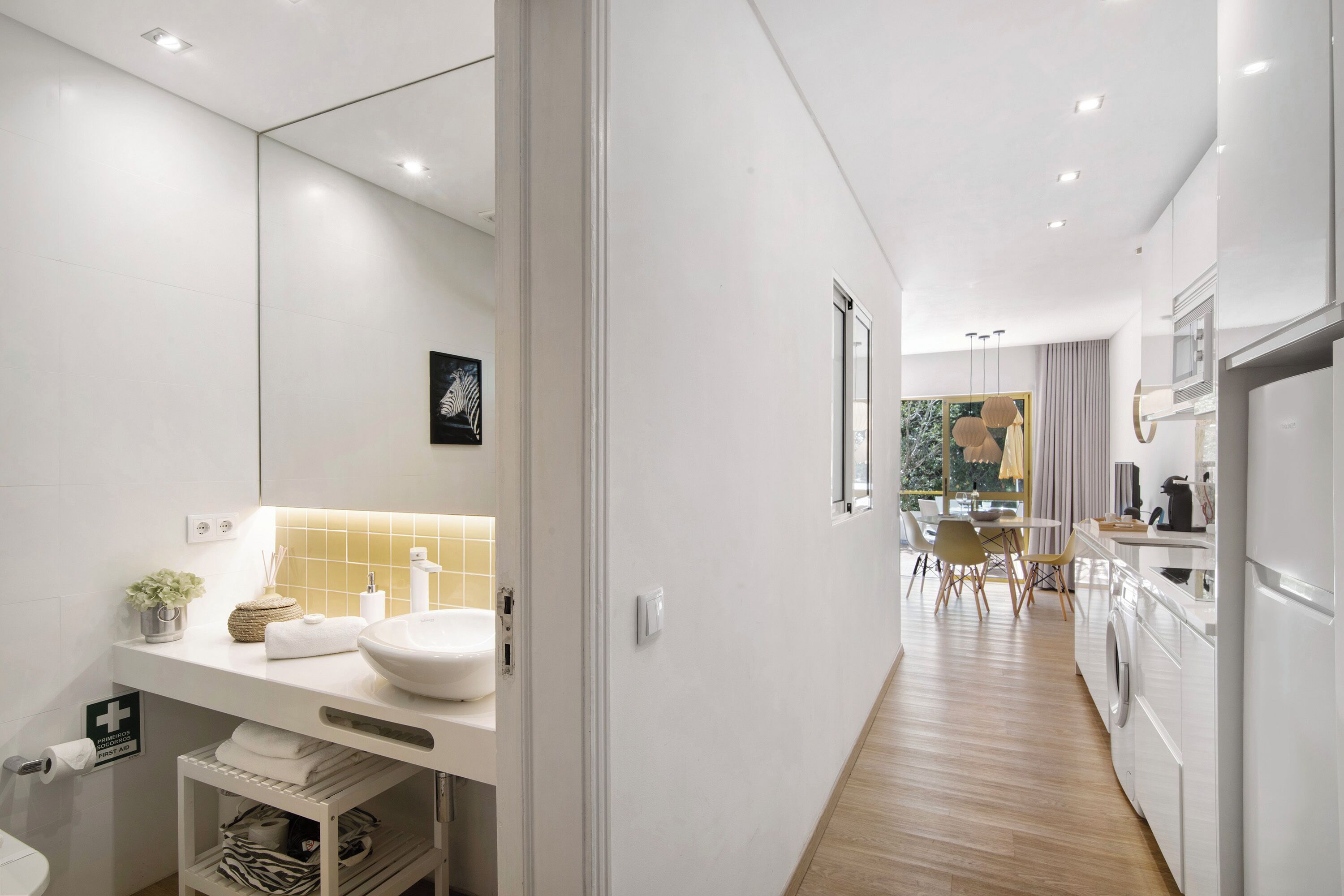 Køleskab, mikrobølgeovn, kogeplade, kaffe-/temaskine