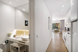 Kjøleskap, mikrobølgeovn, kokeplater og kaffetrakter/tekoker