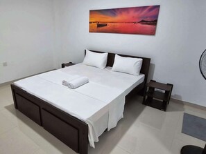 4 bedrooms, desk, iron/ironing board, free WiFi