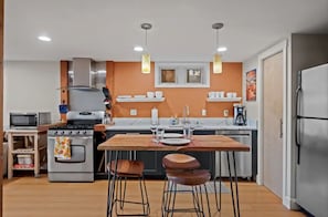 Fridge - Queen Anne Chateau - Walk Everywhere 1BR Craftsman (Seattle)