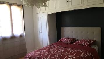 1 habitación, tabla de planchar con plancha y cuna de viaje