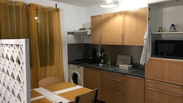 Een koelkast, een microgolfoven, een kookplaat