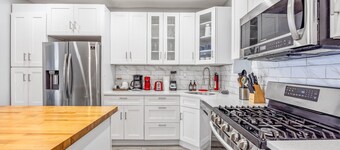 Newark's Famility Favorite Place for 18 guests