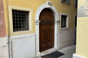 Exterior detail - Lux Lodge near Piazza Erbe (Verona)