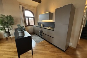 Horno, placa de cocina, lavavajillas y cafetera o tetera