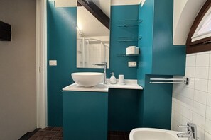 A modern bathroom with a large white sink, a glass shower enclosure, and a bathtub. - Lux Lodge near Piazza Erbe (Verona)