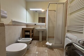 Dusche, Haartrockner, Bidet, Handtücher