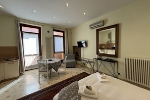 1 chambre, fer et planche à repasser, Wi-Fi gratuit, draps fournis