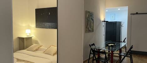 Tabla de planchar con plancha, wifi y ropa de cama