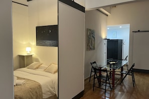 1 slaapkamer, een strijkplank/strijkijzer, gratis wifi, beddengoed