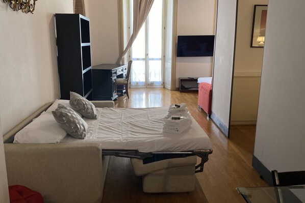 Iron/ironing board, WiFi, bed sheets