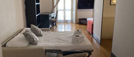 Iron/ironing board, WiFi, bed sheets