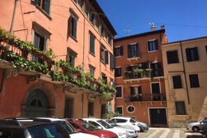 Exterior - Welcome to this charming apartment located in the historic center of Verona, just a stone's throw away from the beautiful Piazza delle Erbe. From here, you can easily immerse yourself in the vibrant atmosphere of the city, exploring shops, restaurants, a (Verona)