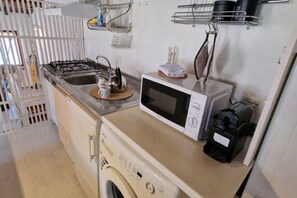 Réfrigérateur, micro-ondes, plaque de cuisson, lave-vaisselle