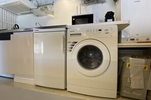 Een koelkast, een microgolfoven, een kookplaat, een vaatwasser